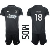 Dječji Nogometni Dres Juventus Moise Kean #18 Rezervni 2023-24 Kratak Rukav (+ Kratke hlače)